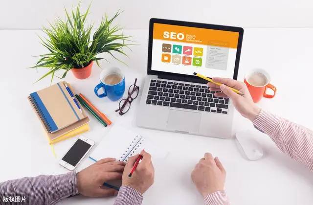 短剧演员红毯上接吻